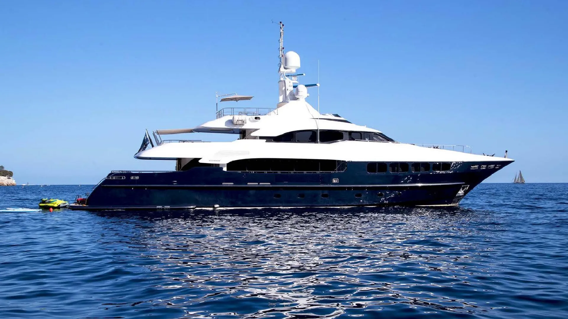 Rent a 40m Boat in Cannes