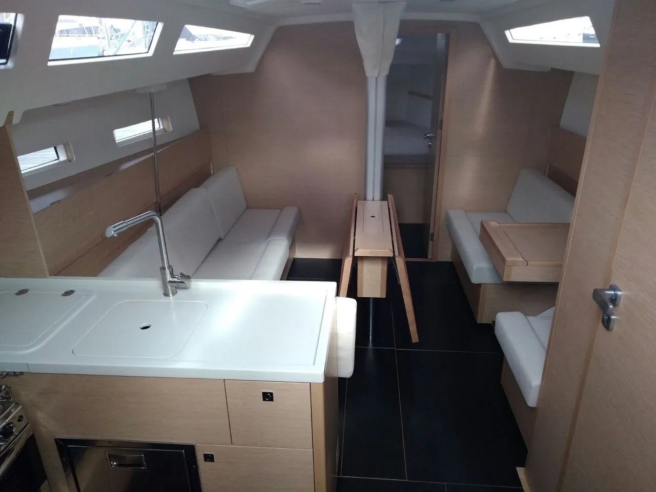 Rent a 11.99m More 40 Sailing Yacht in Fezzano