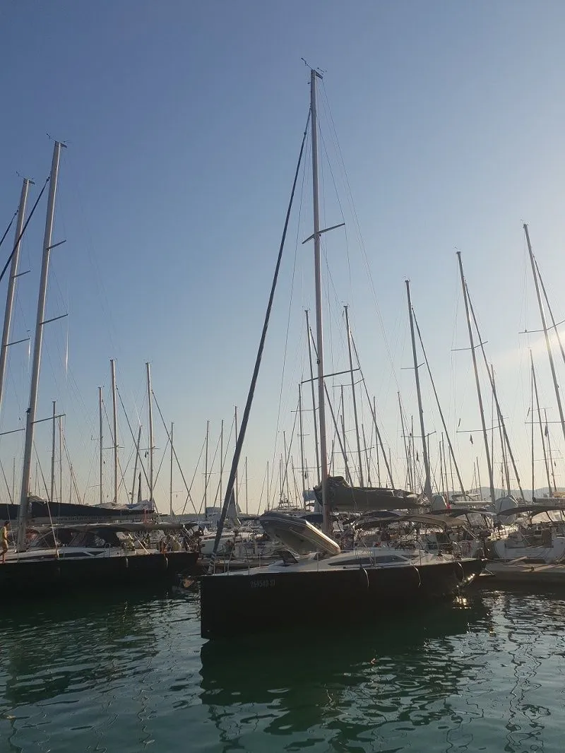 More Black Charterboot - 4