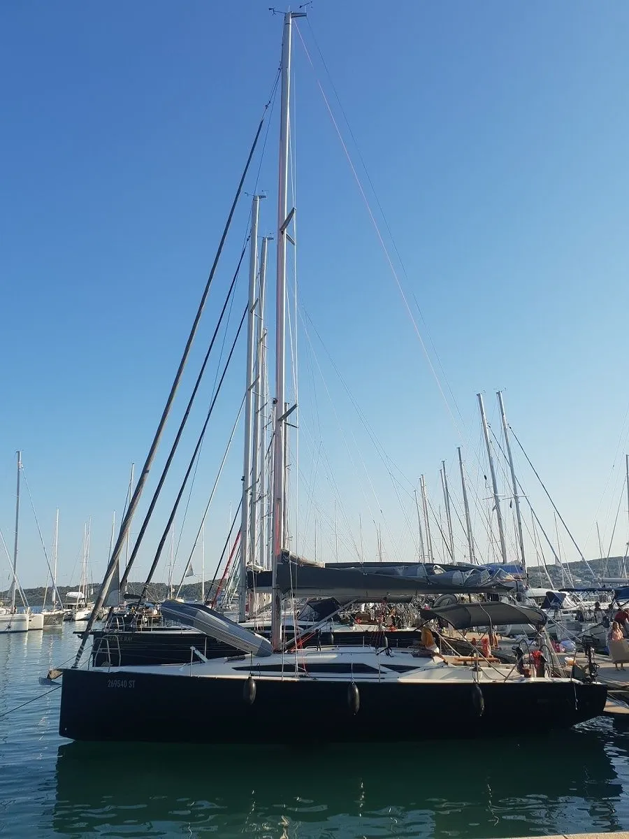 More Black Charterboot - 3