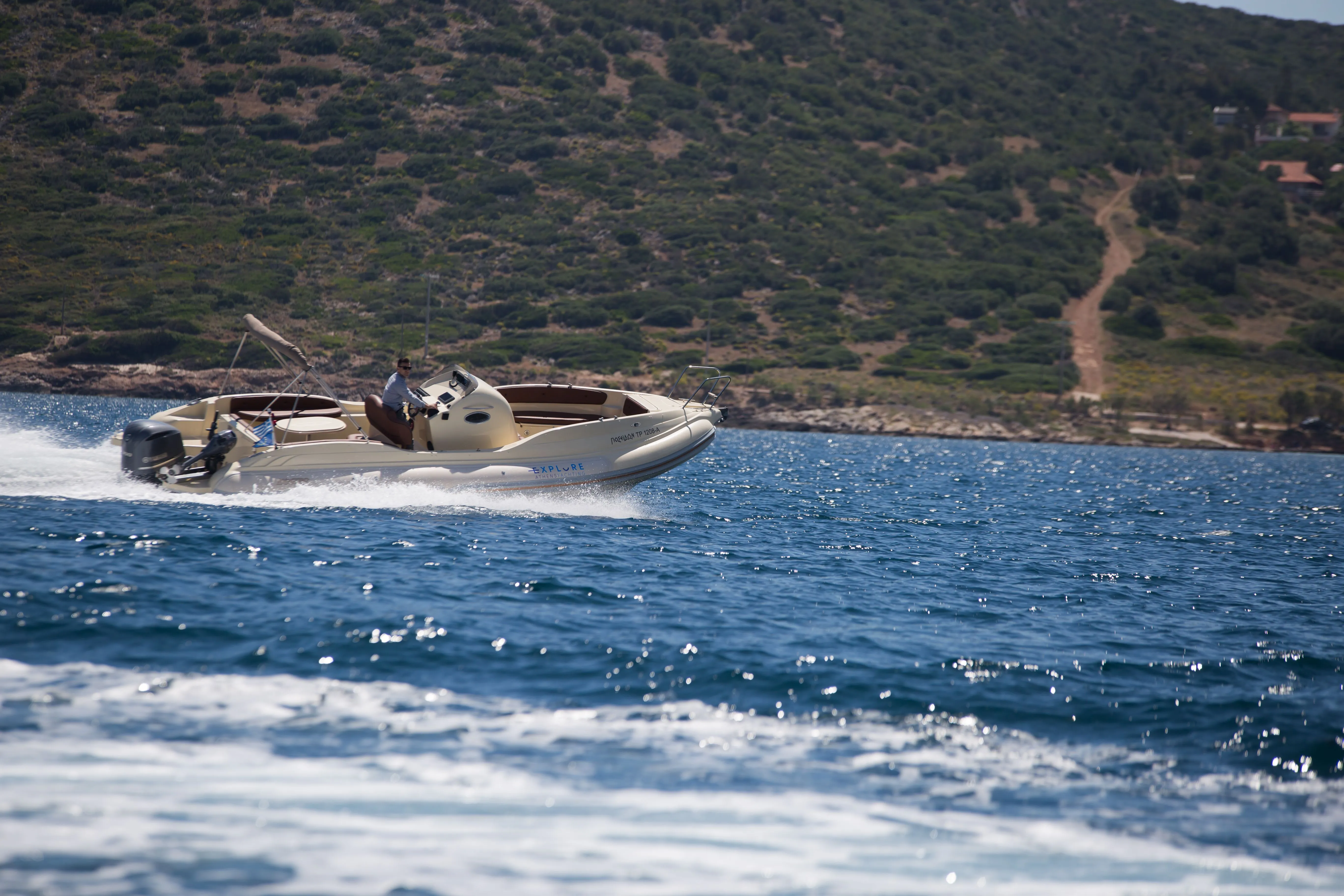 Rent a 8.6m Mostro Dolce Vita 8.6 Motor Boat in Lavrion