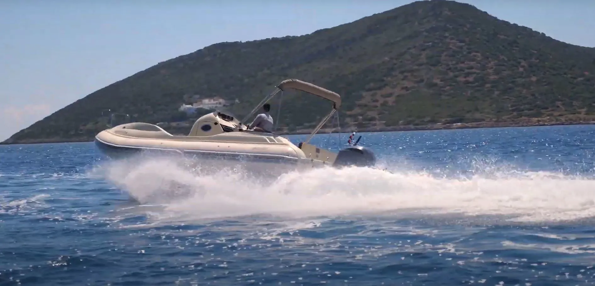 Rent a 8.6m Mostro Dolce Vita 8.6 Motor Boat in Lavrion