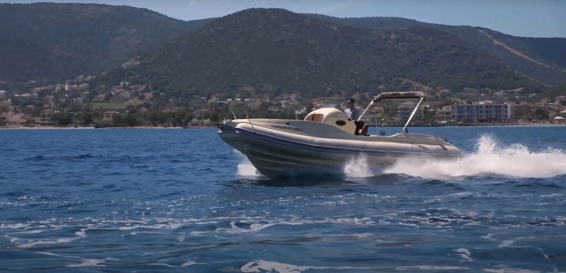 Rent a 8.6m Mostro Dolce Vita 8.6 Motor Boat in Lavrion