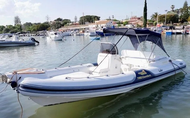 Rent a 7.8m Motor Boat in Siracusa