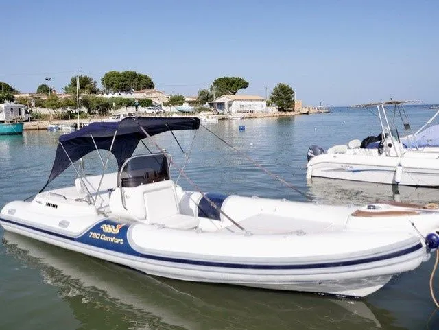 Rent a 7.8m Motor Boat in Siracusa