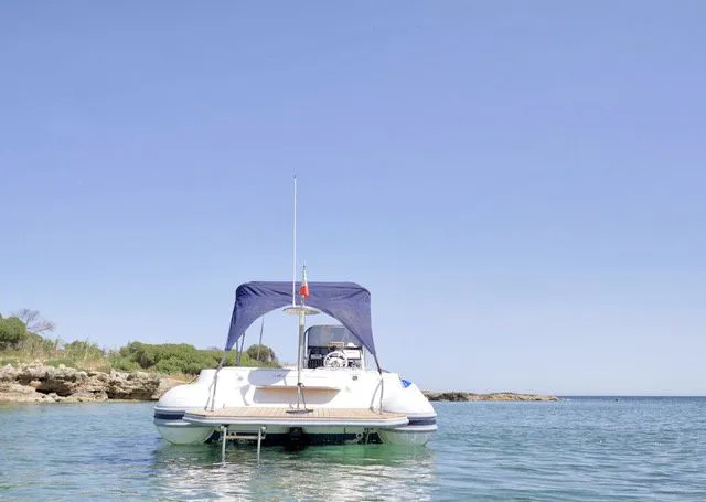 Rent a 7.8m Motor Boat in Siracusa
