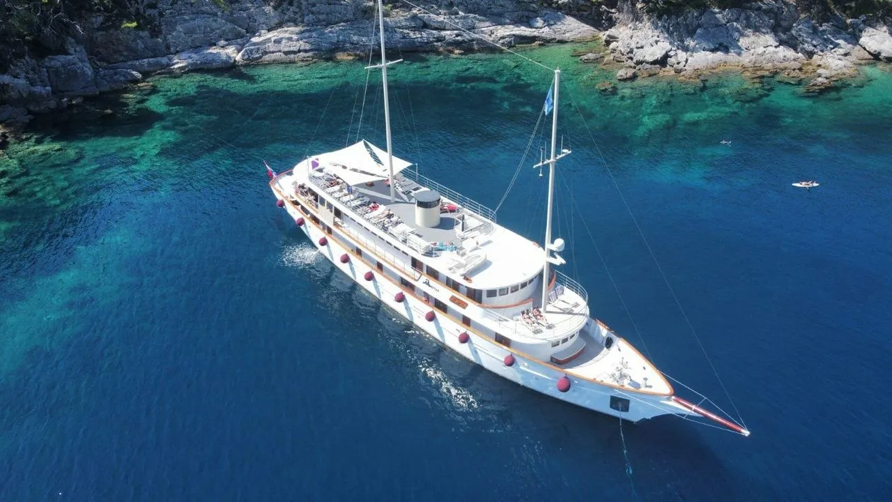 Bellezza Charter Boat