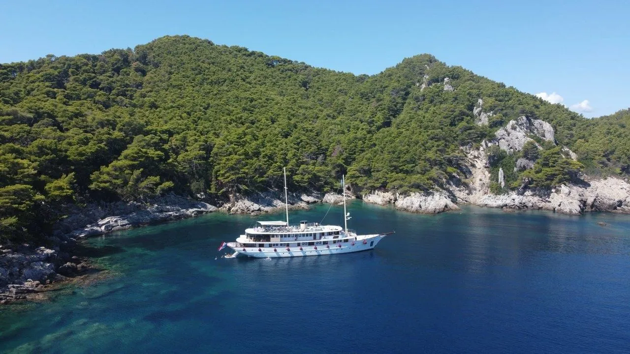 Bellezza Charter Boat