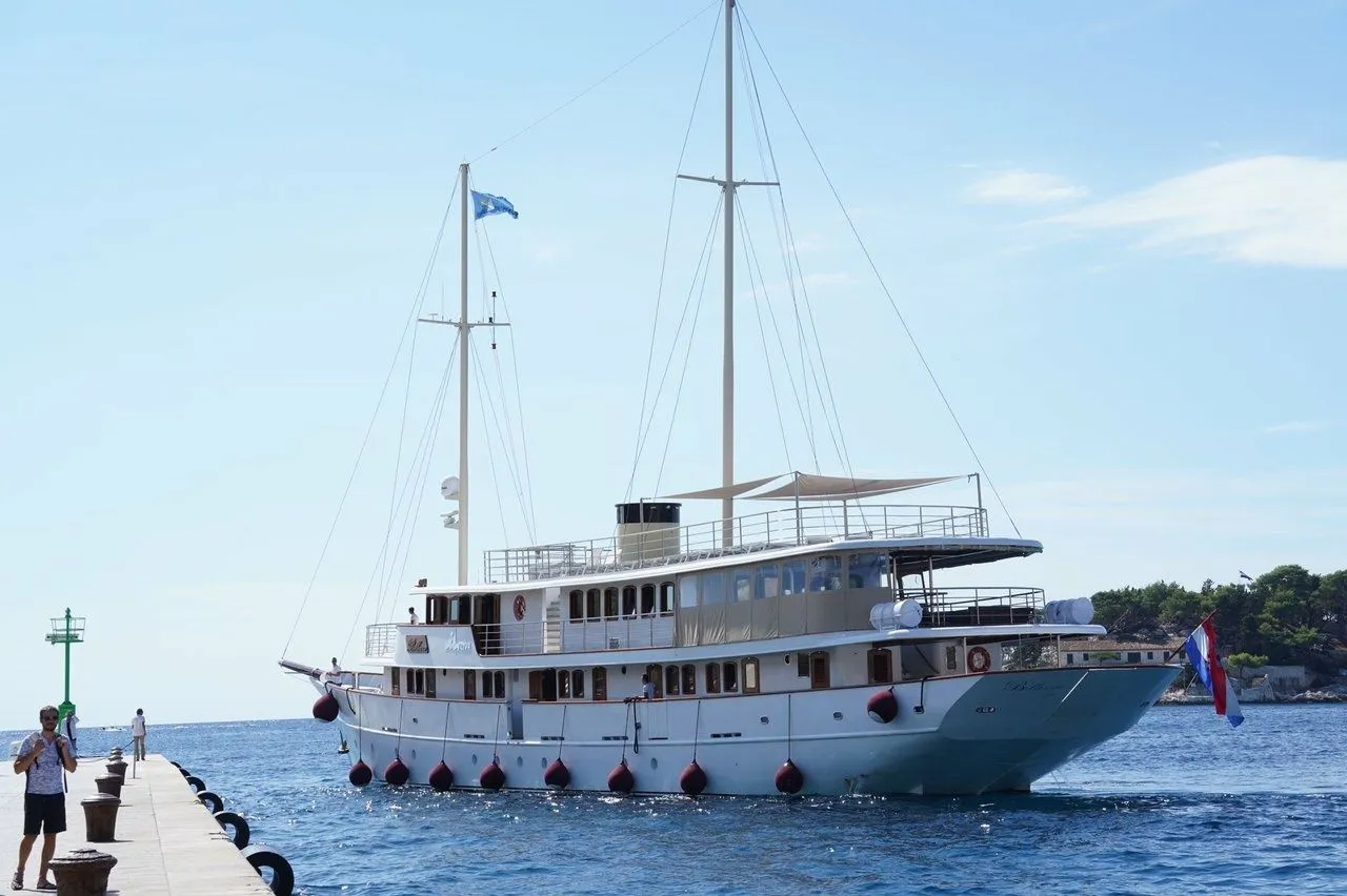 52m Split Boat Hire