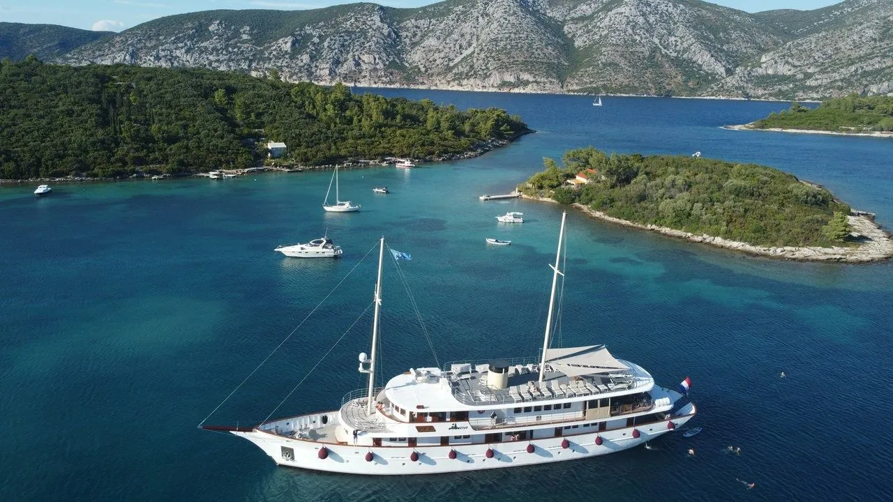 52m Split Boat Hire