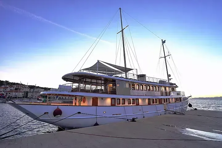 52m Split Boat Hire