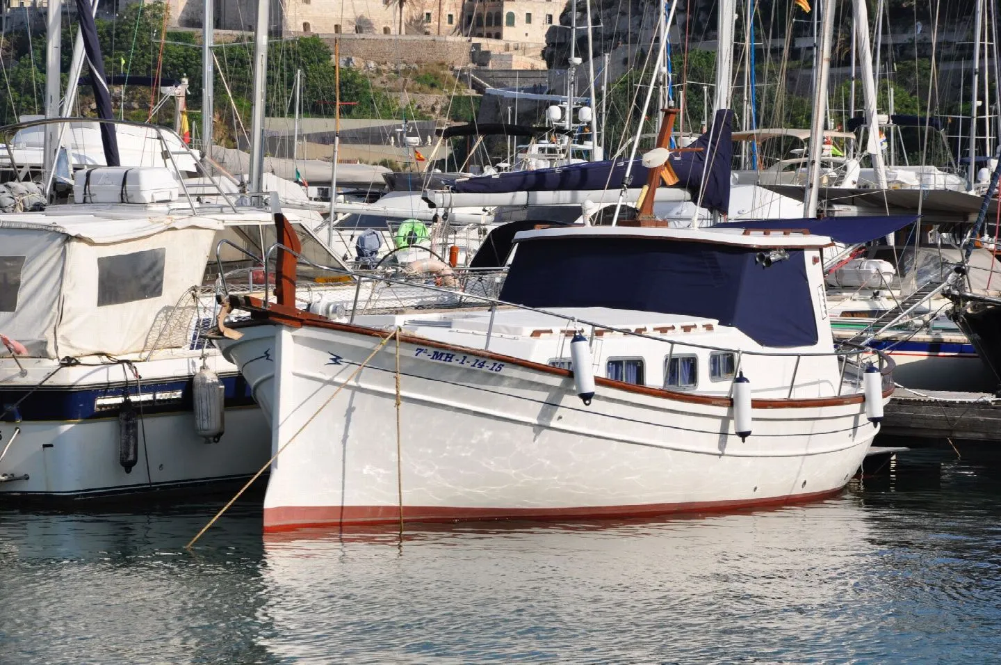 Explore Mahón on a 9.8m Rental Myabca 32