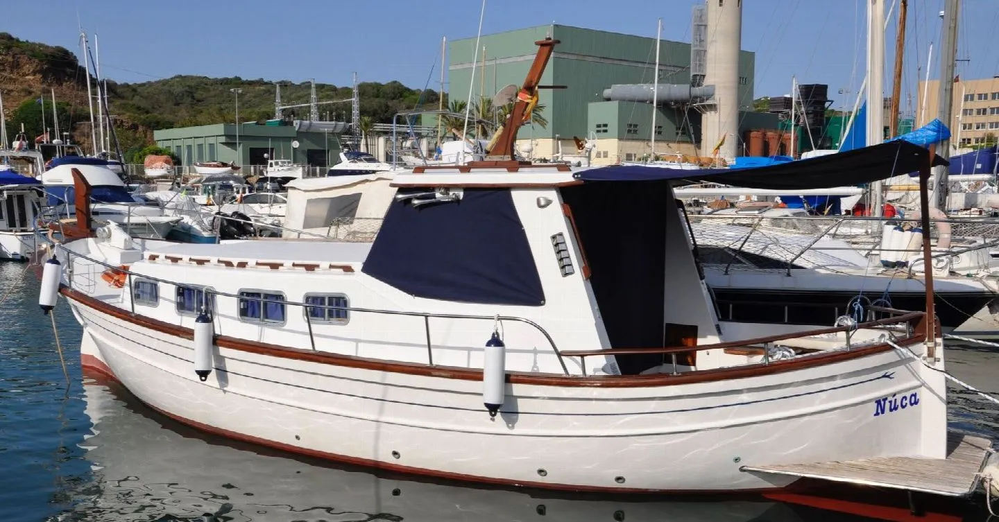 Explore Mahón on a 9.8m Rental Myabca 32