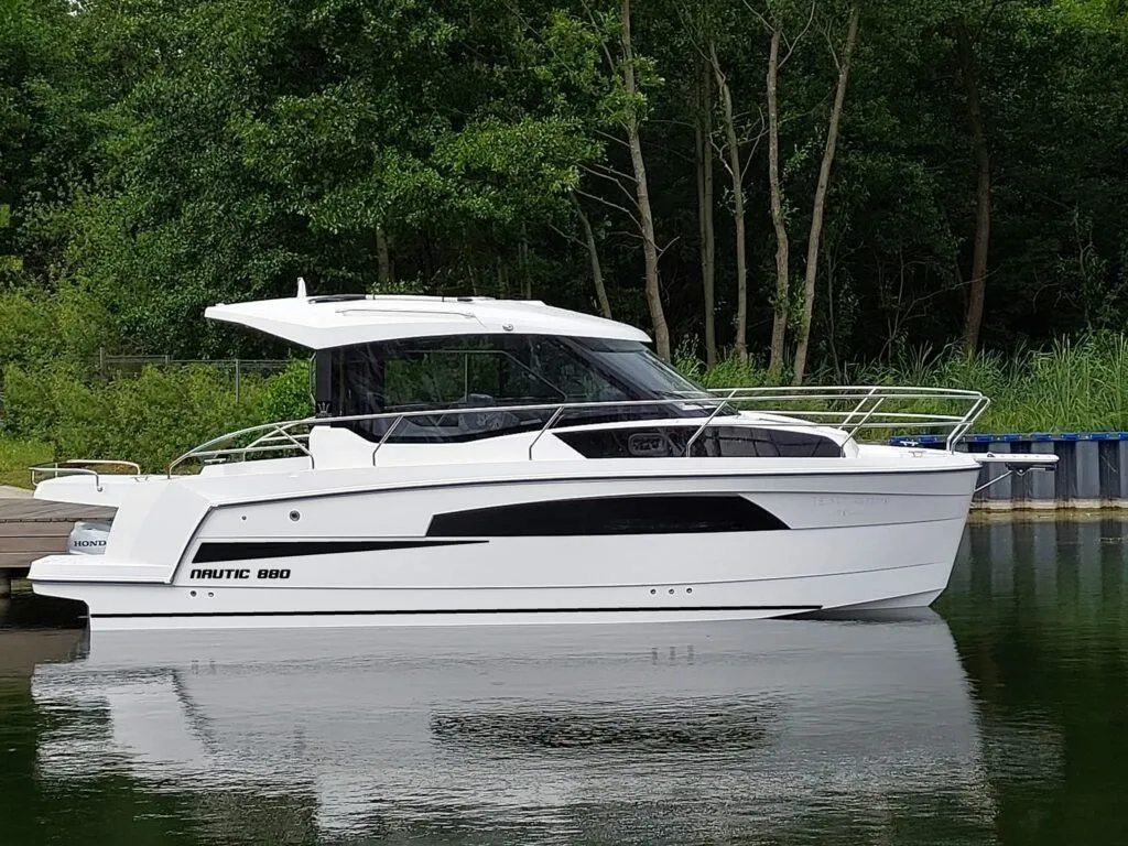 Charter a 8.95m Motor Yacht in Piekna Gora