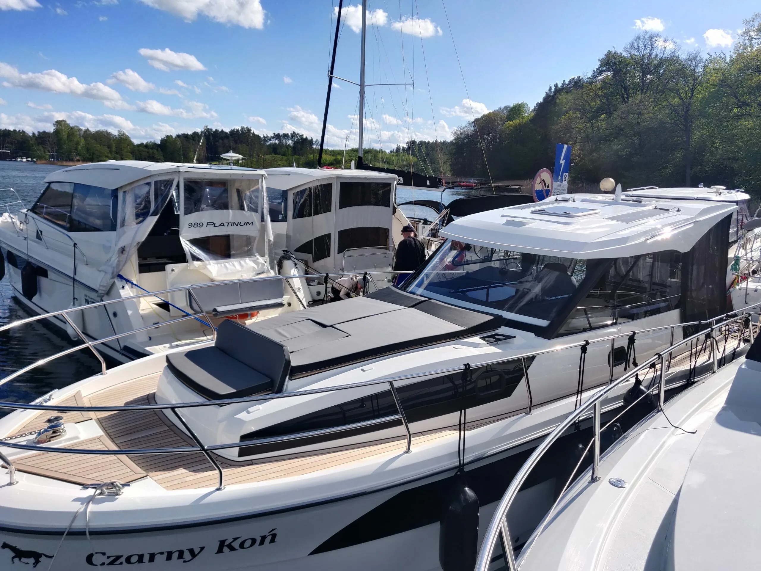 Explore Gizycko on a 8.47m Rental Nautic 900