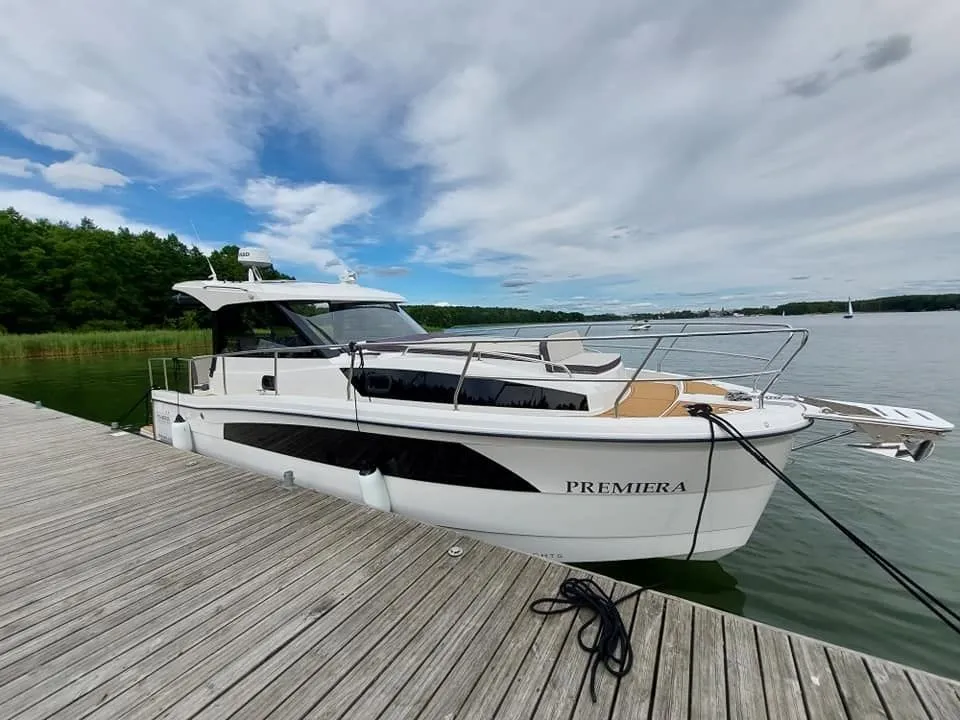 Charter a 10m Motor Yacht in Piekna Gora