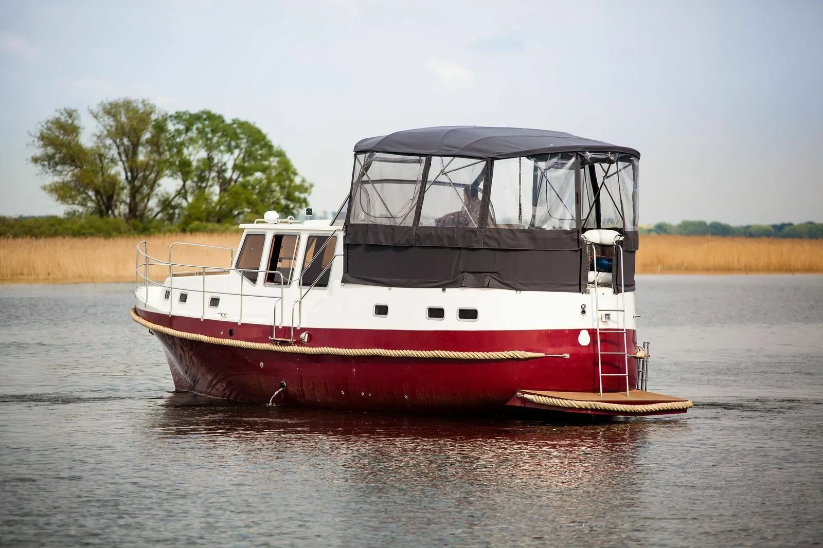 Rent a 11.5m Motor Yacht in Wildau