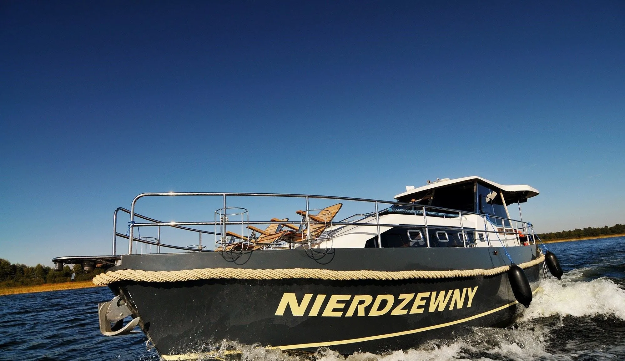 Nierdzewny Charter Boat