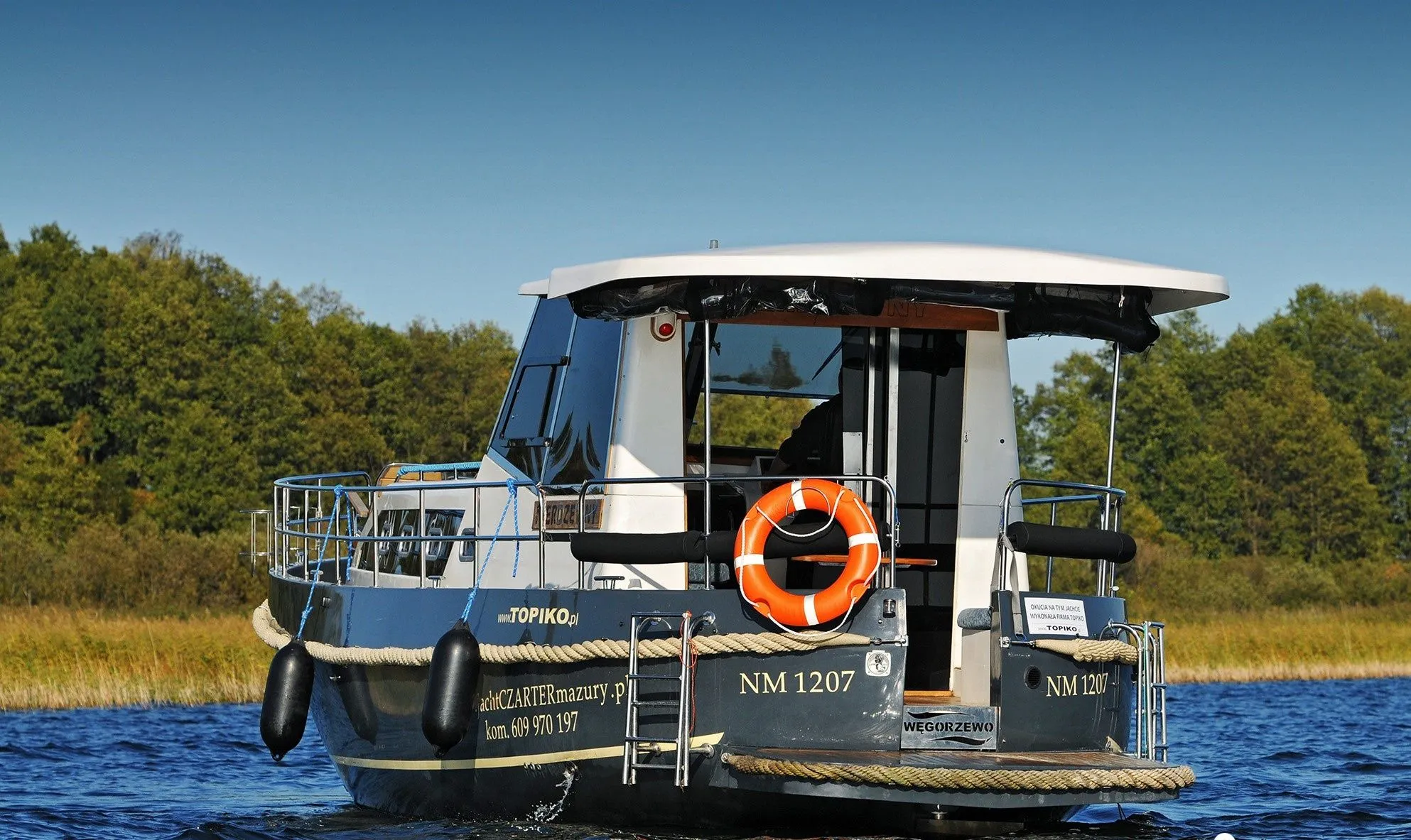 Nierdzewny Charter Boat