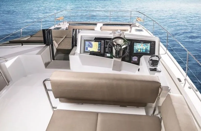 Explore Palm Cay on a 14.23m Nautitech 47 Power Power Catamaran Rental