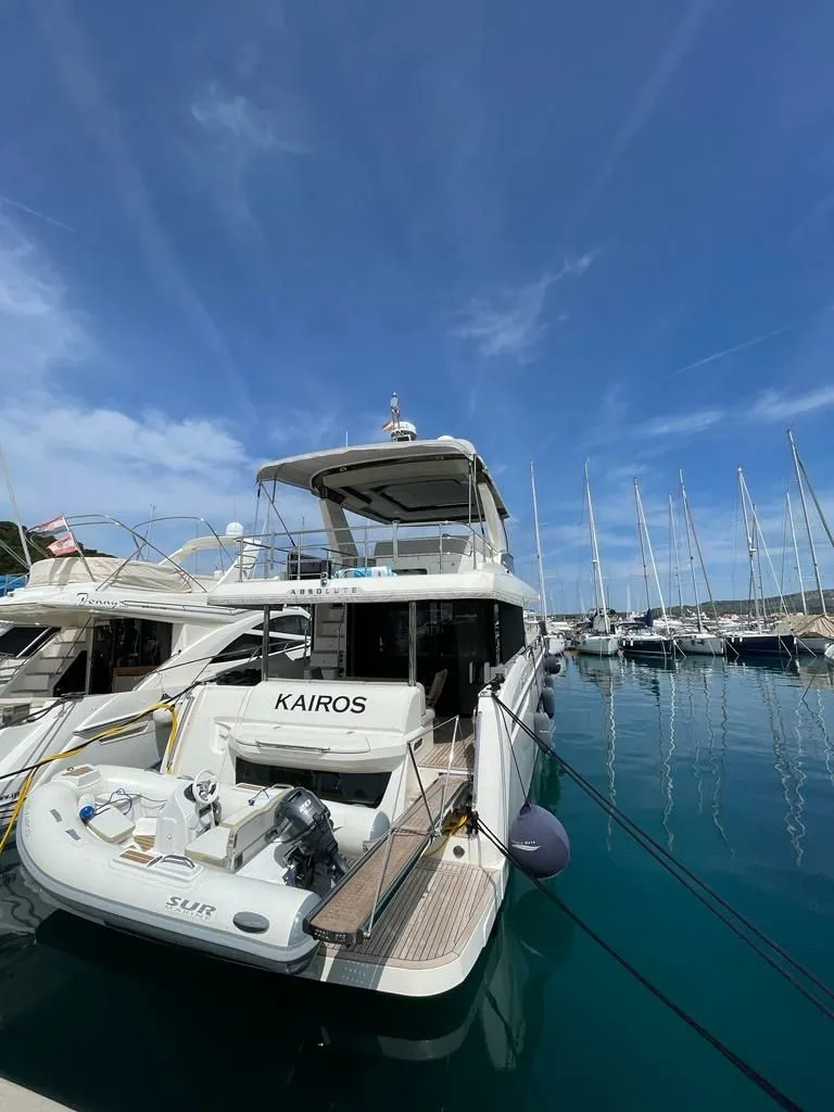 Charter a 15.84m Motor Yacht Navetta 52 in Rogoznica