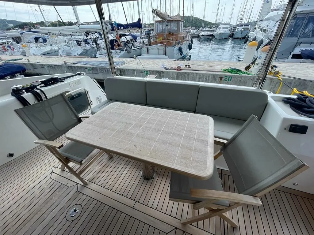 Charter a 15.84m Motor Yacht Navetta 52 in Rogoznica