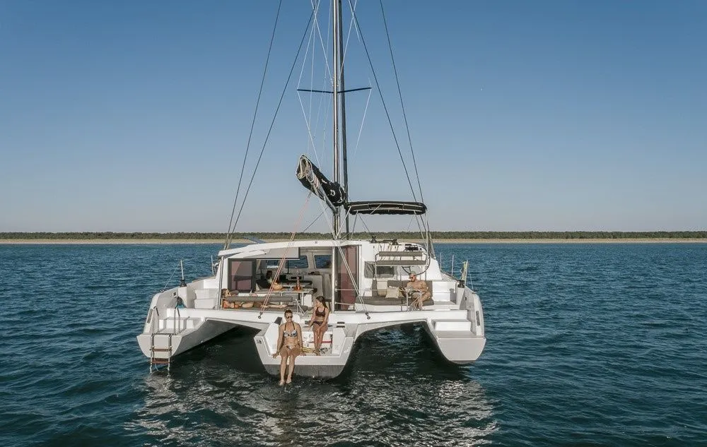 Charter a 13.11m Catamaran in Ribishi