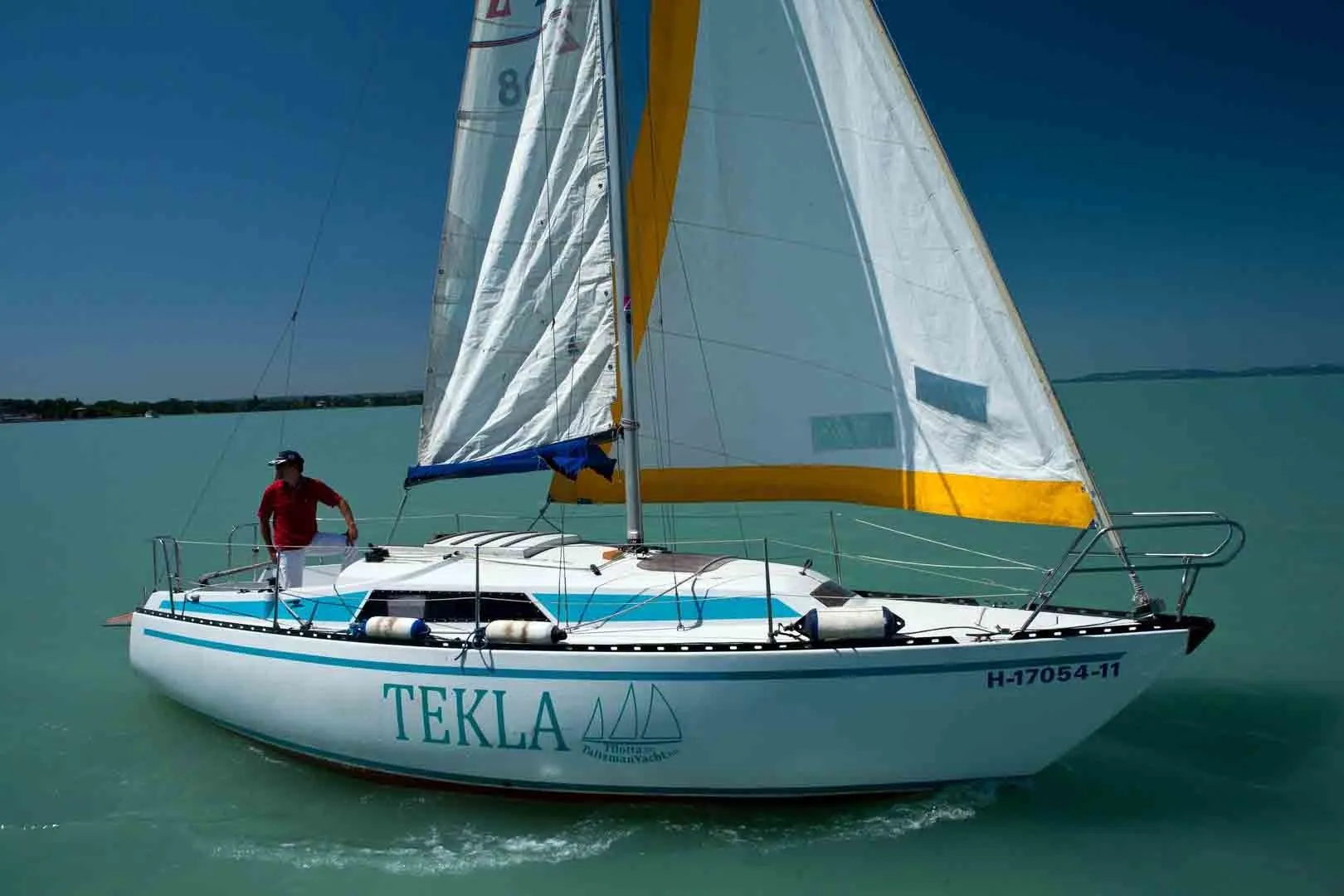 Rent a 8.45m Sailing Yacht in Siófok