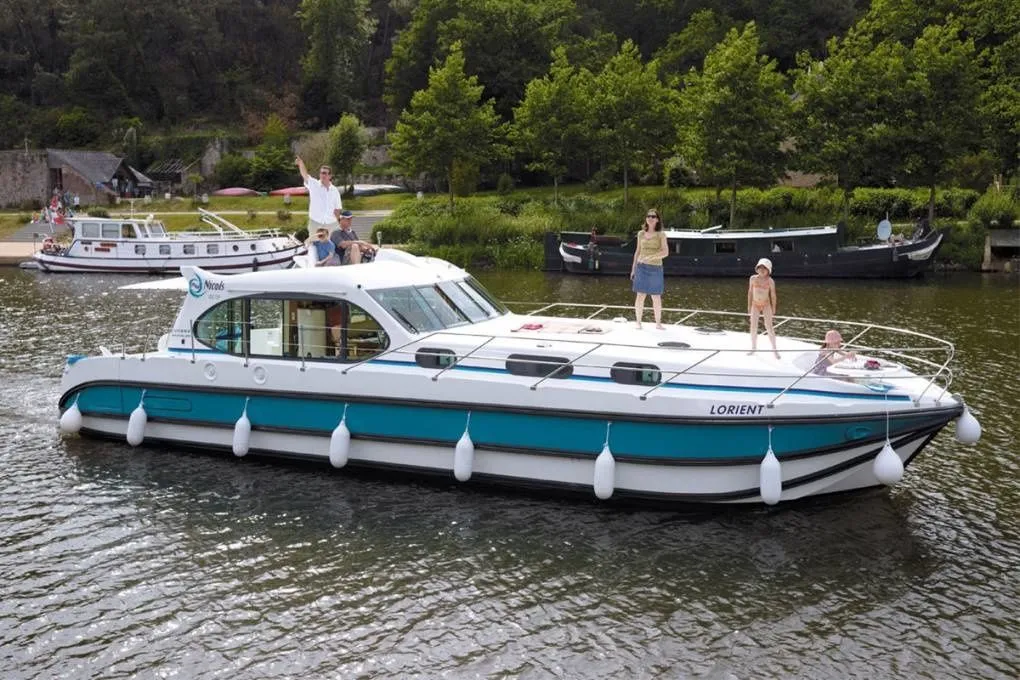 Tavirózsa Charter Boat