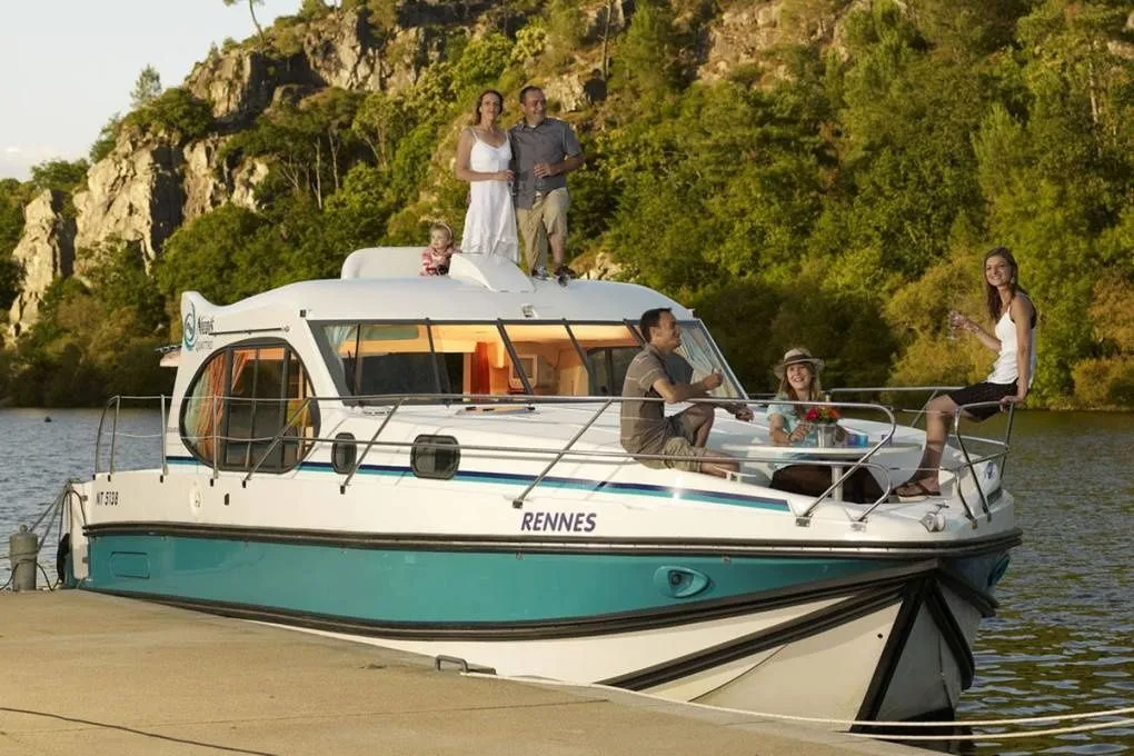 Explore Kisköre on a 10.85m Rental Boat