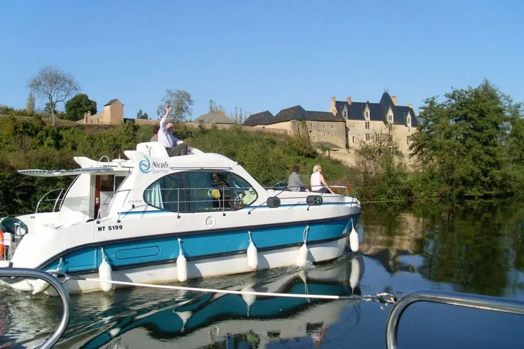 Explore Kisköre on a 10.85m Rental Boat