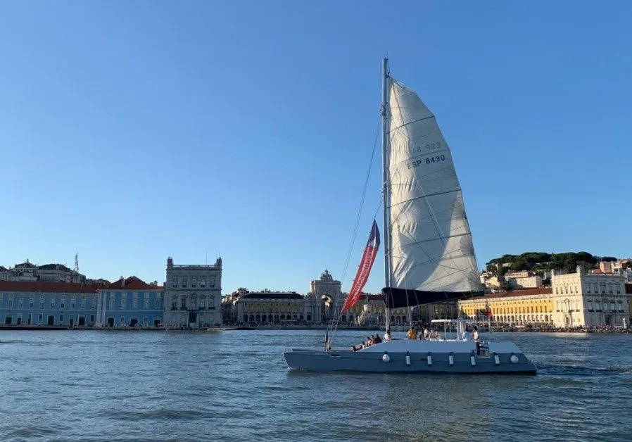 Rent a 15m Nigel Irens 50 in Lisbon