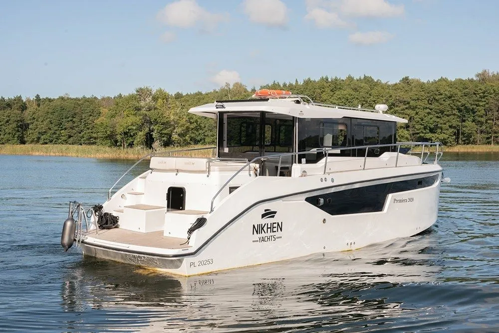 Rent a 10.3m Boat in Piekna Gora