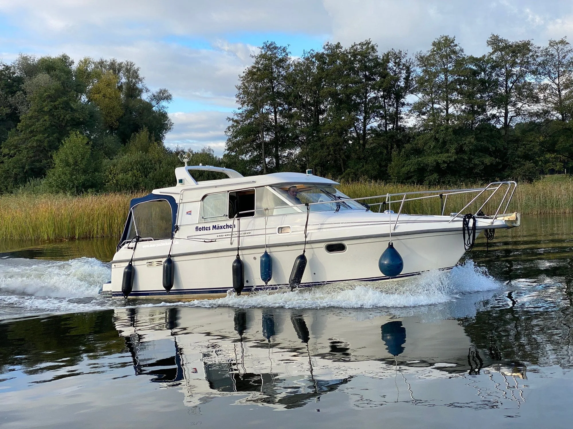 8.93m Wolfsbruch Nimbus 280 Coupe Hire