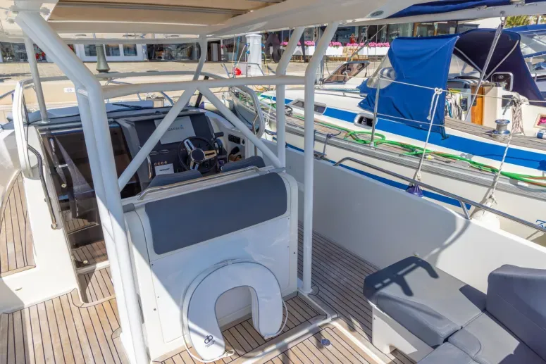 Explore Saint-Jean-Cap-Ferrat on a 9.35m Rental Nimbus T9