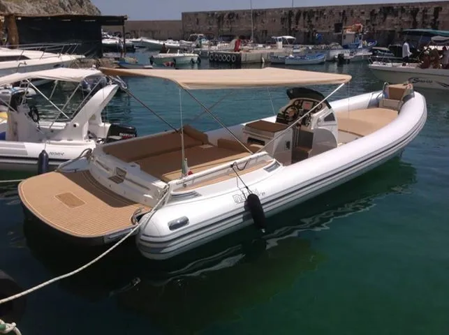 Noah Light Charter Boat