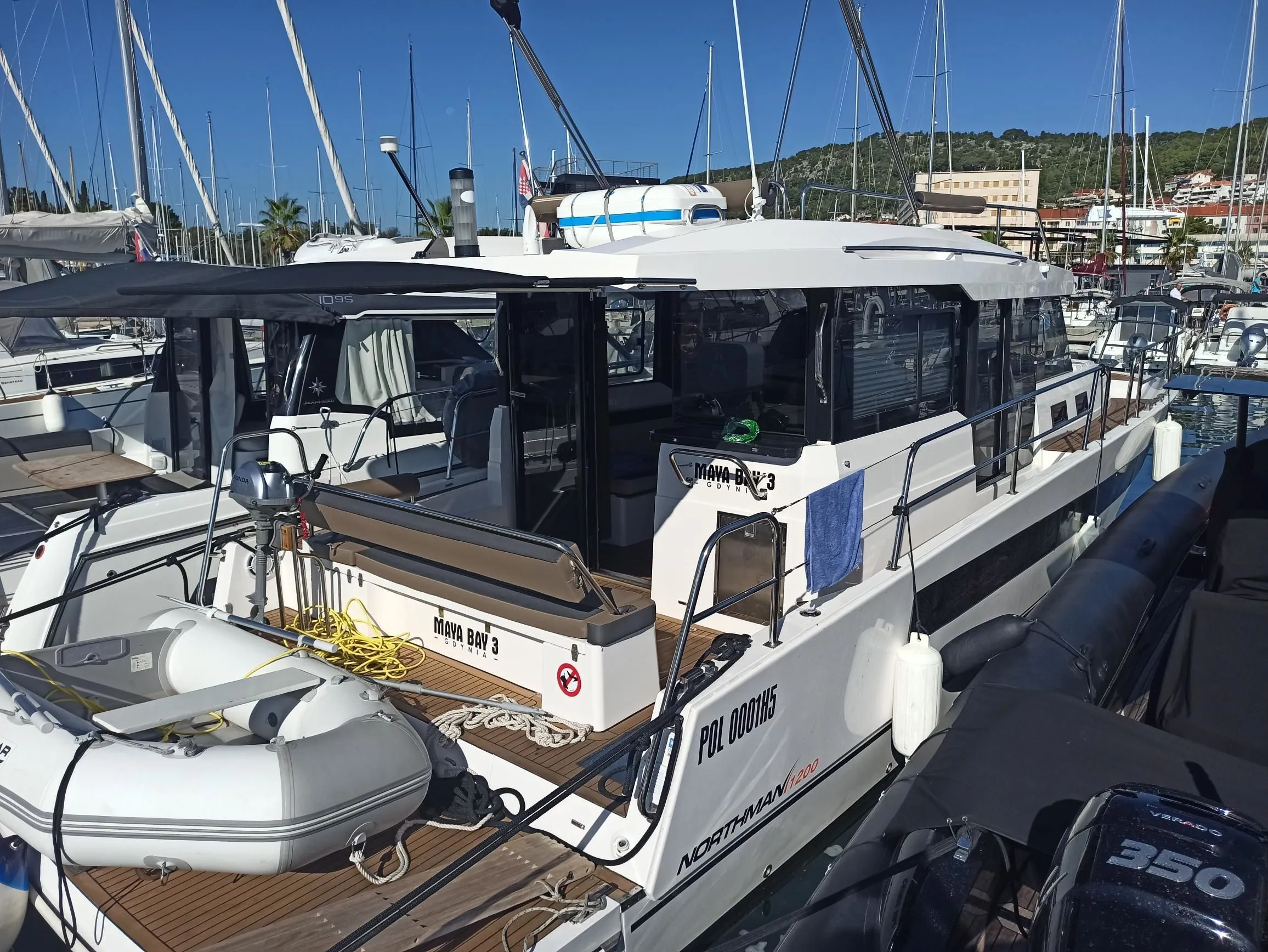 Explore Kastela on a 11.66m Rental Boat