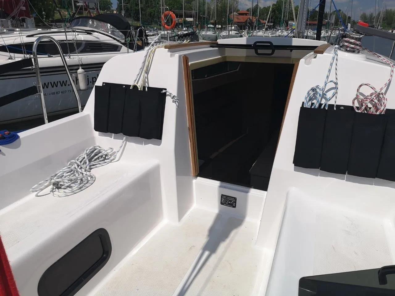 Explore Wilkasy on a 8.4m Rental Sailing Yacht