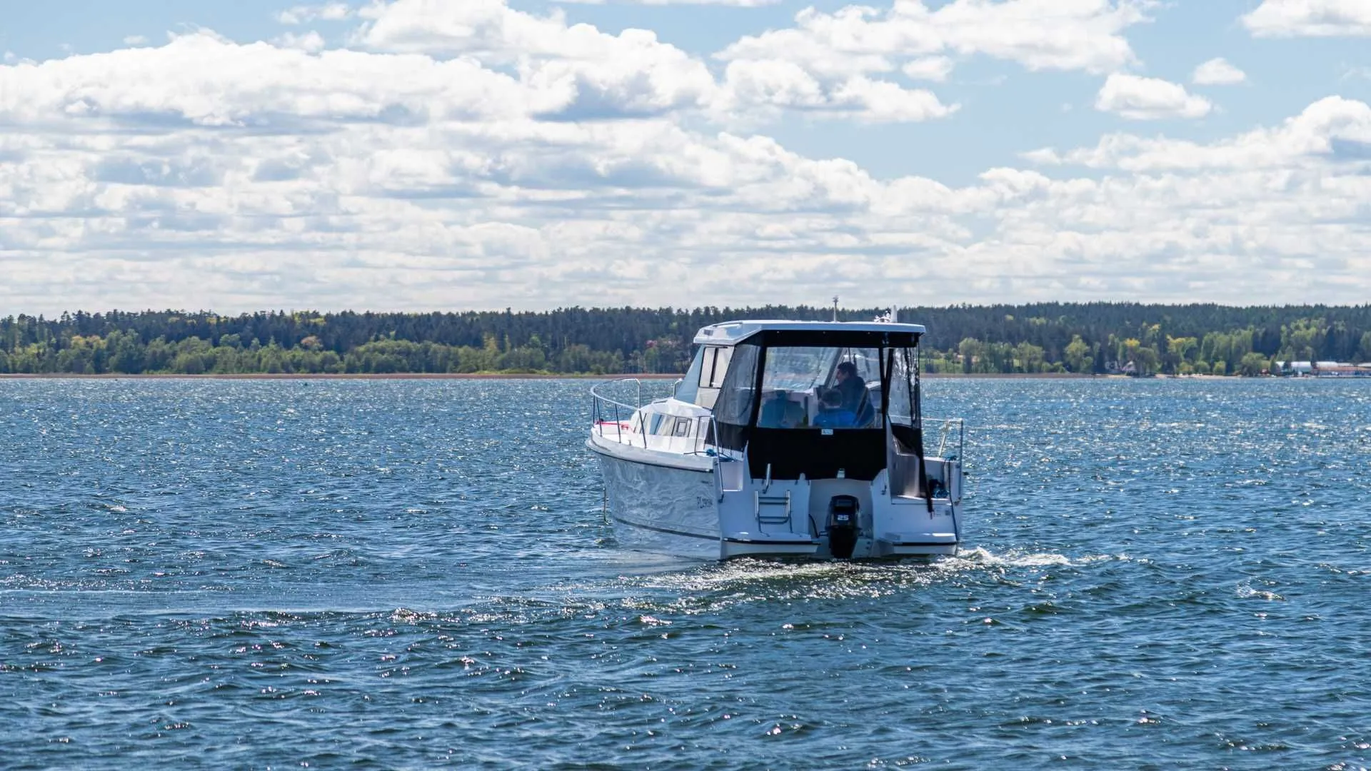 8.7m Wilkasy House Boat Hire