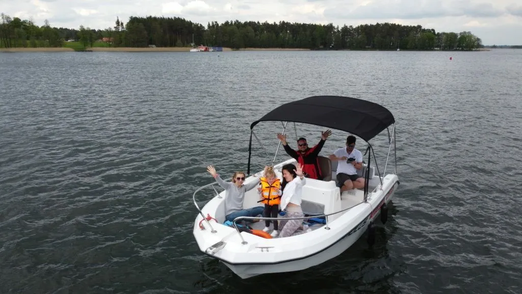 Charter a 5.5m Motor Boat in Bogaczewo