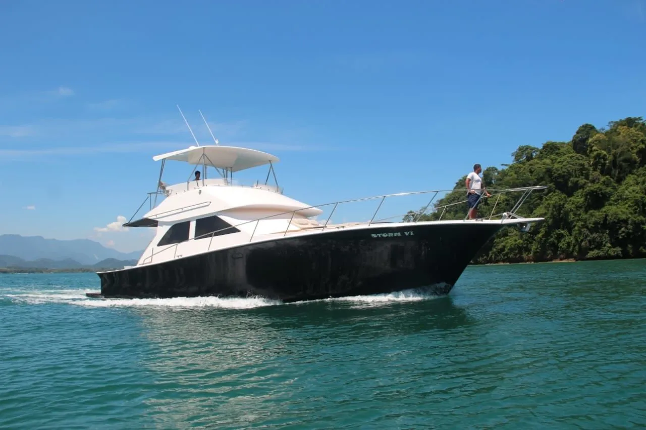 Charter a 17m Ocean Yachts 55 Motor Yacht in Bracui