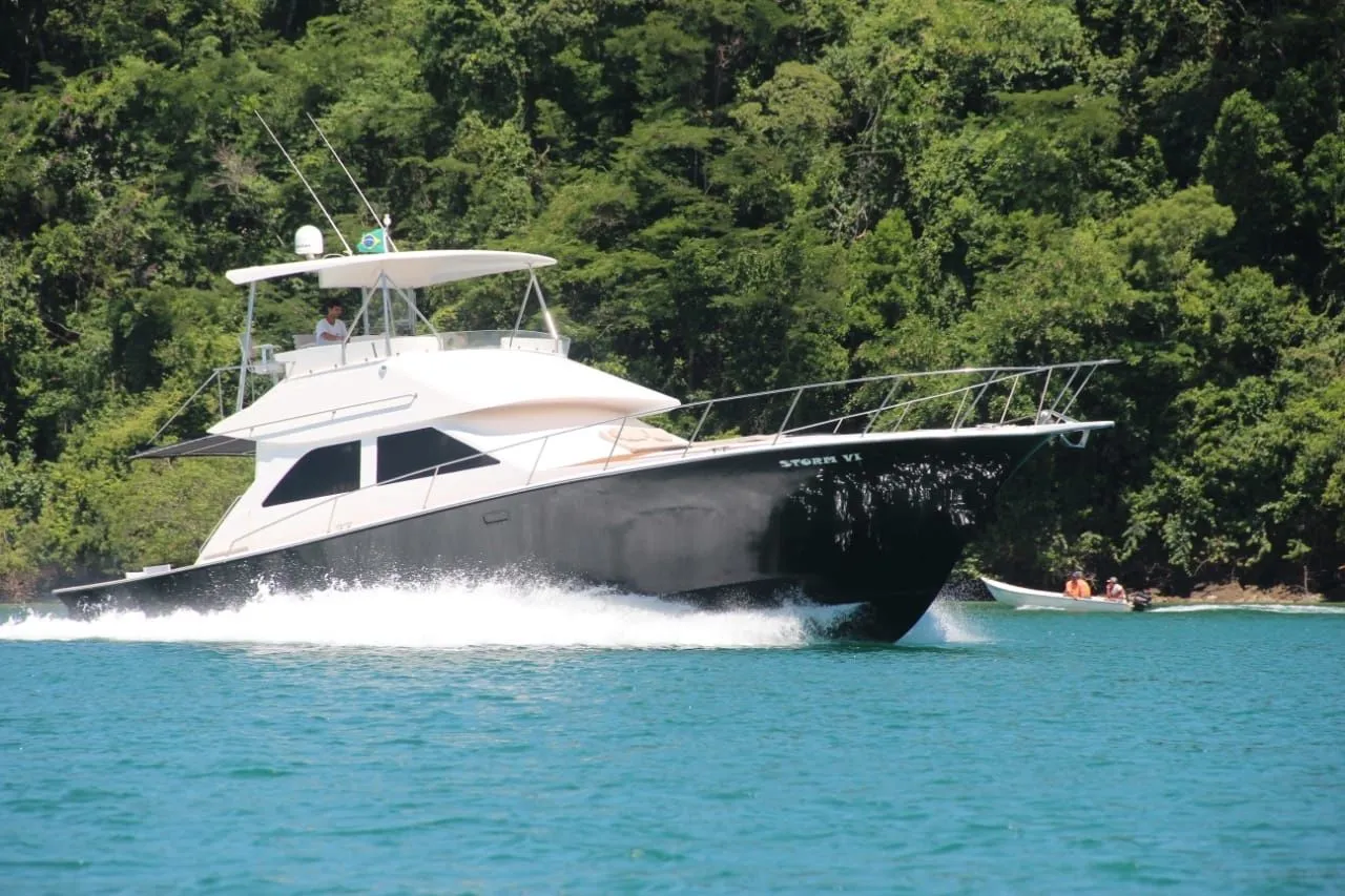 Charter a 17m Ocean Yachts 55 Motor Yacht in Bracui