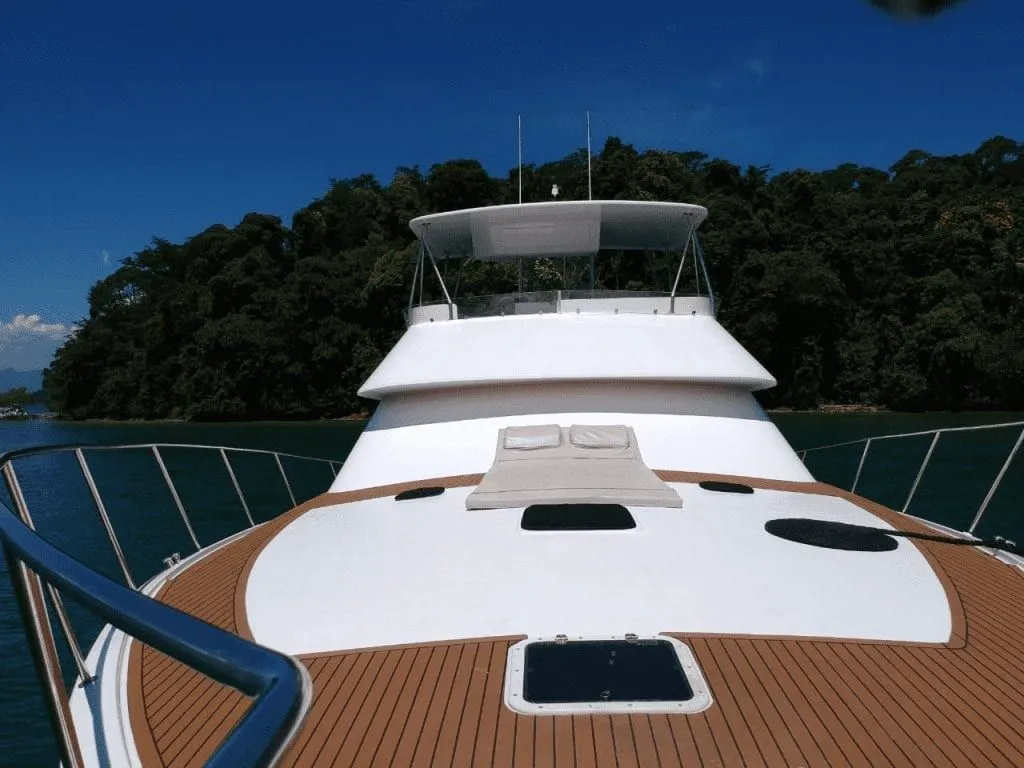 Charter a 17m Ocean Yachts 55 Motor Yacht in Bracui