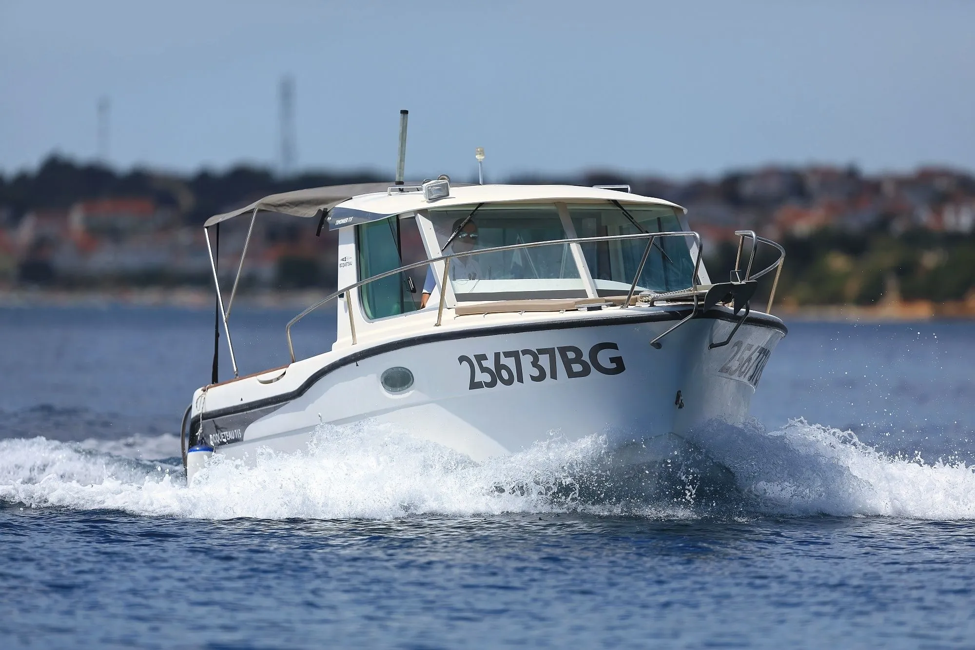 Charter a 7.95m Ocqueteau Timonier 715 in Drage