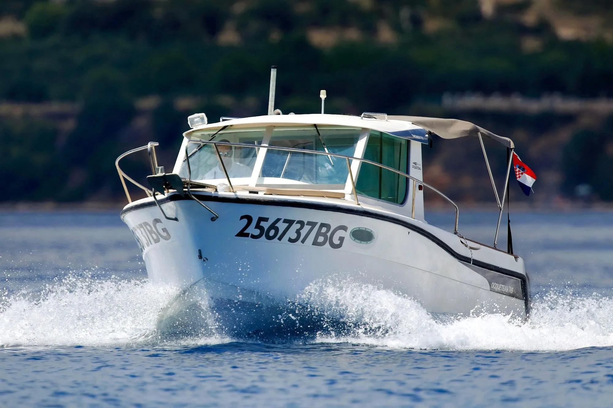 Charter a 7.95m Ocqueteau Timonier 715 in Drage