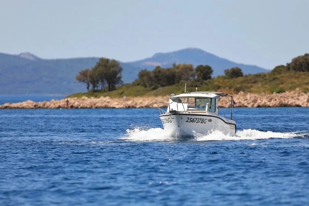 Charter a 7.95m Ocqueteau Timonier 715 in Drage