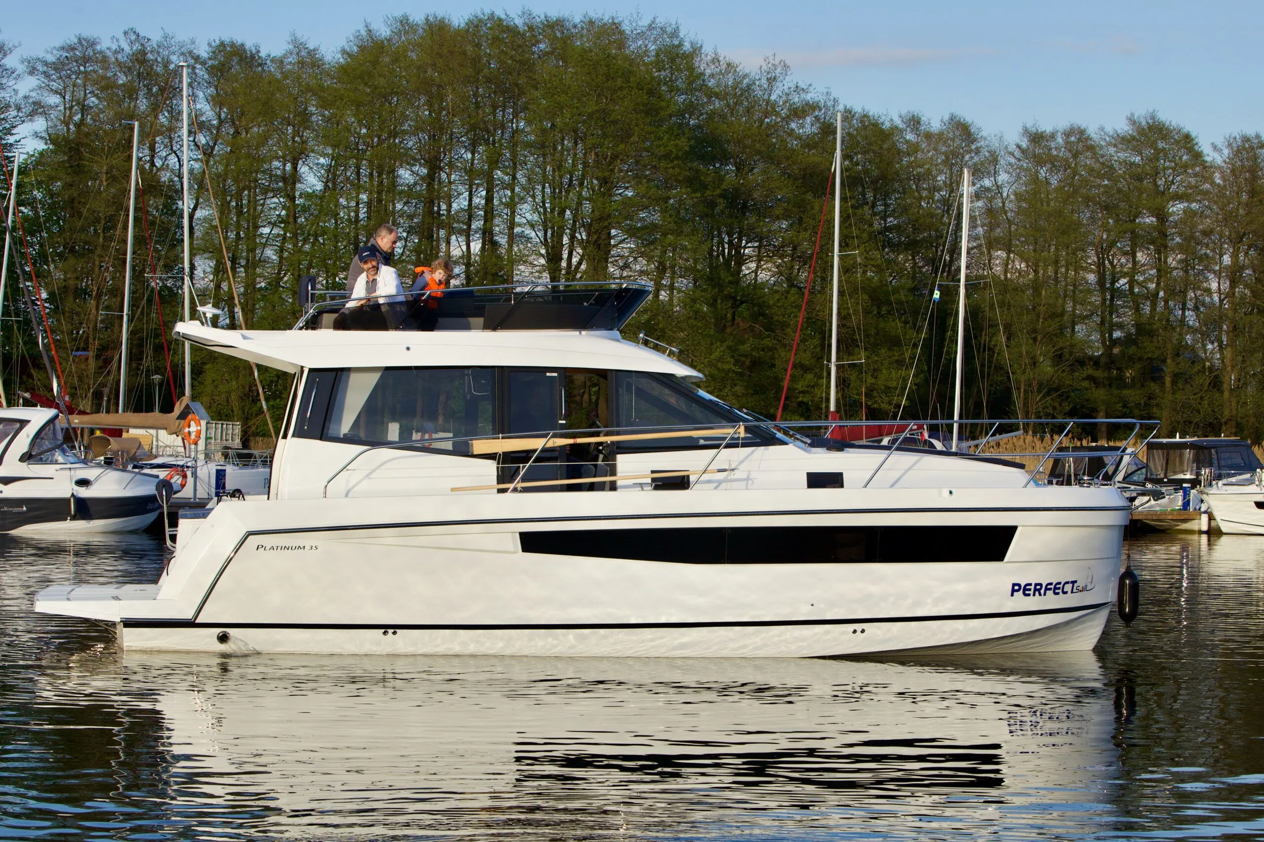Fly Active 4 Charter Boat