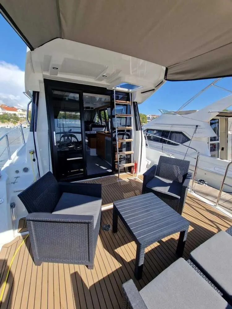 Rent a 11.98m 3 Cabin Motor Yacht in Drage