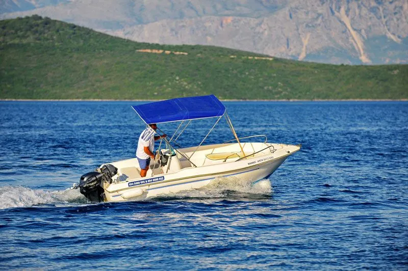 Rent a 4.9m Boat in Nikiana