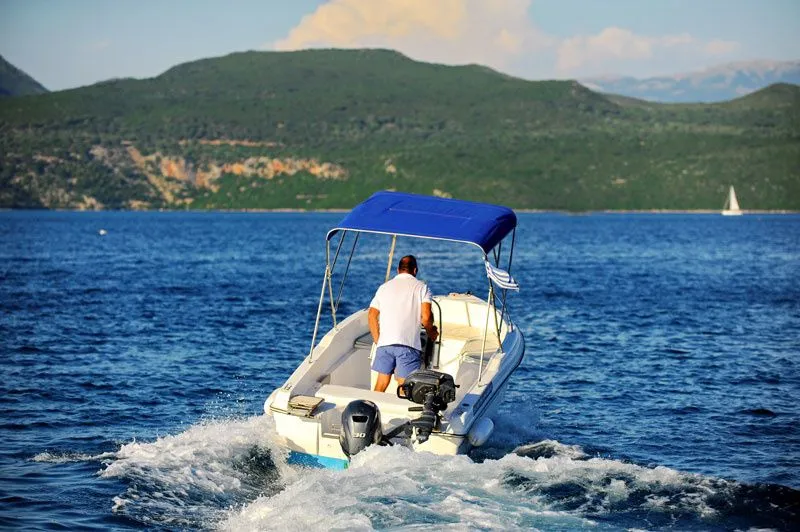 Rent a 4.9m Boat in Nikiana
